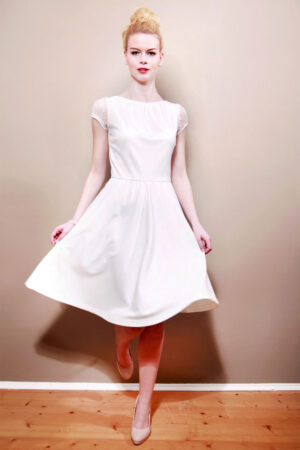 Brautkleid June mit Falten und Tellerrock cremeweiß