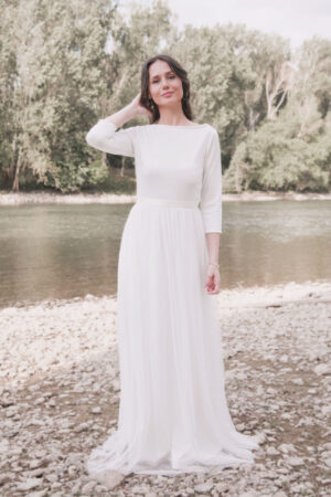 Langes Brautkleid mit Tüllrock und 3/4-Ärmeln