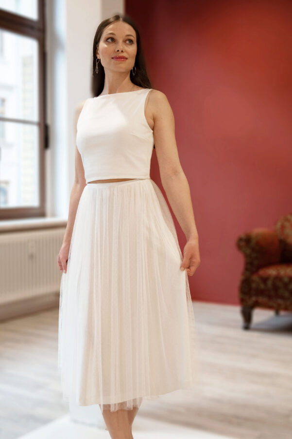 Schlichtes Braut Crop Top und Midi Tüllrock mit Pünktchen in ivory