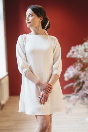 Kurzes, schlichtes Satin Brautkleid in A Linie mit 3/4-Ärmeln