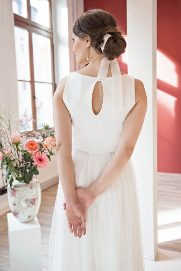 Schlichtes Midi Brautkleid mit gepunktetem Tüllrock und Rückenschlitz in Ivory